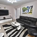 Immaculate 2-Bed Apartment In Isleworth By River