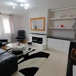 Immaculate 2-Bed Apartment In Isleworth By River