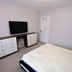 Immaculate 2-Bed Apartment In Isleworth By River