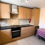 Immaculate 2-Bed Apartment In Isleworth By River