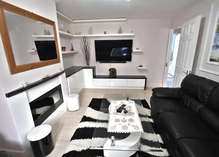 Immaculate 2-Bed Apartment In Isleworth By River