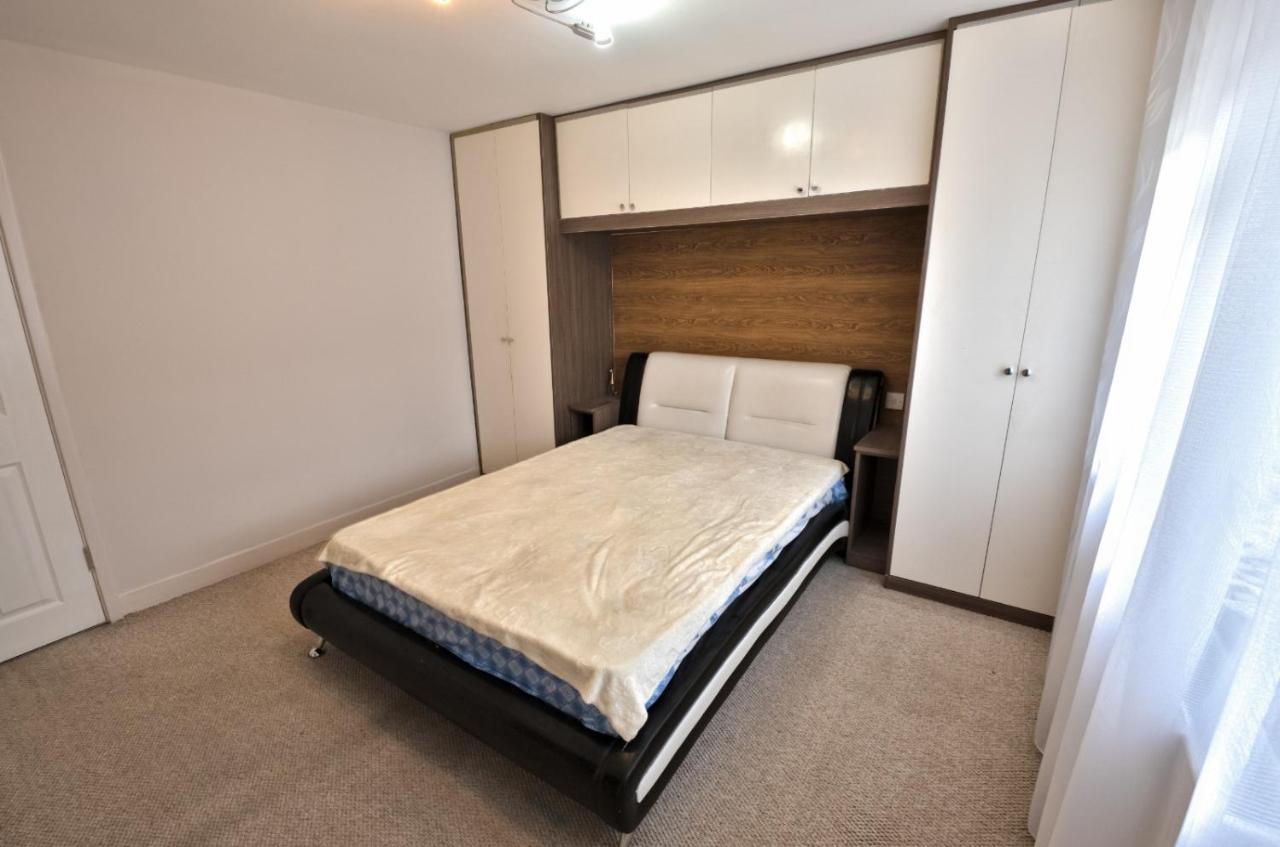Immaculate 2-bed In By River Apartment