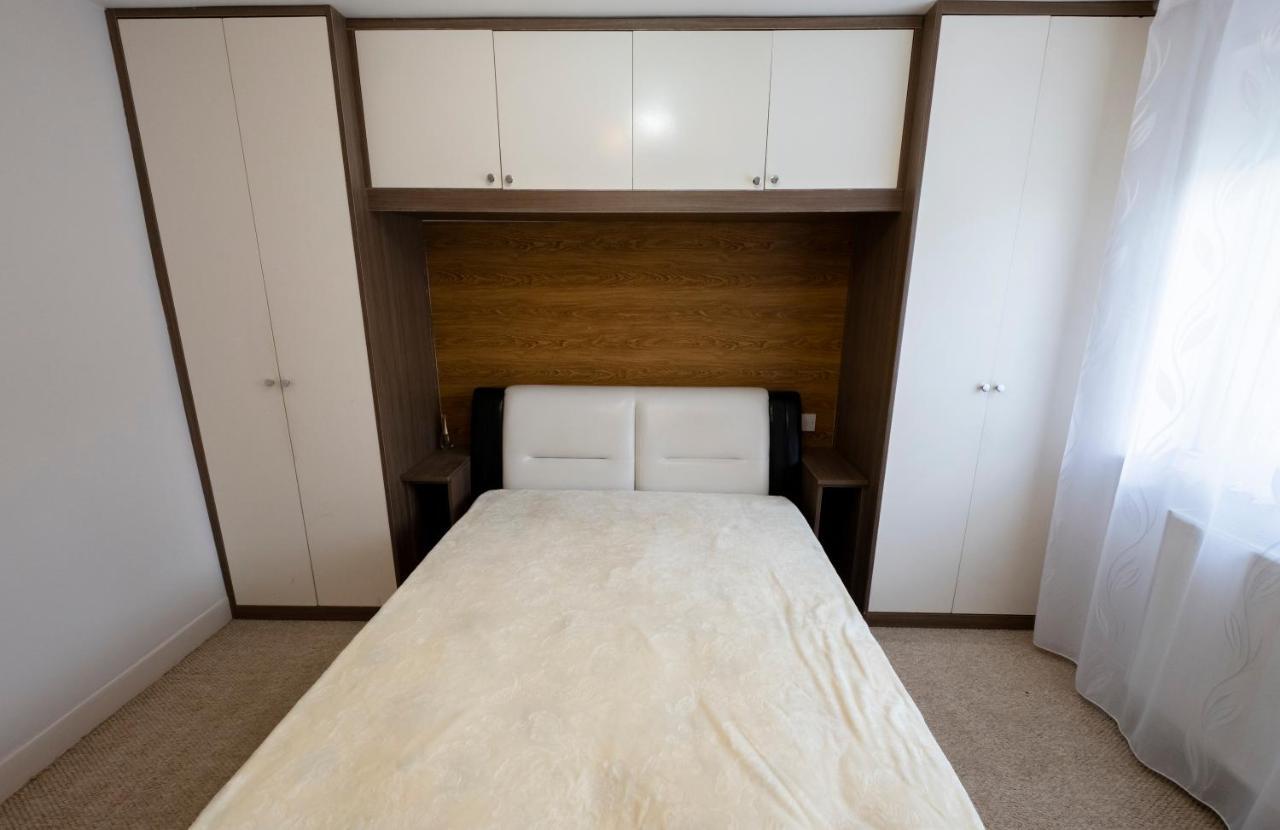 Immaculate 2-bed In By River Apartment *