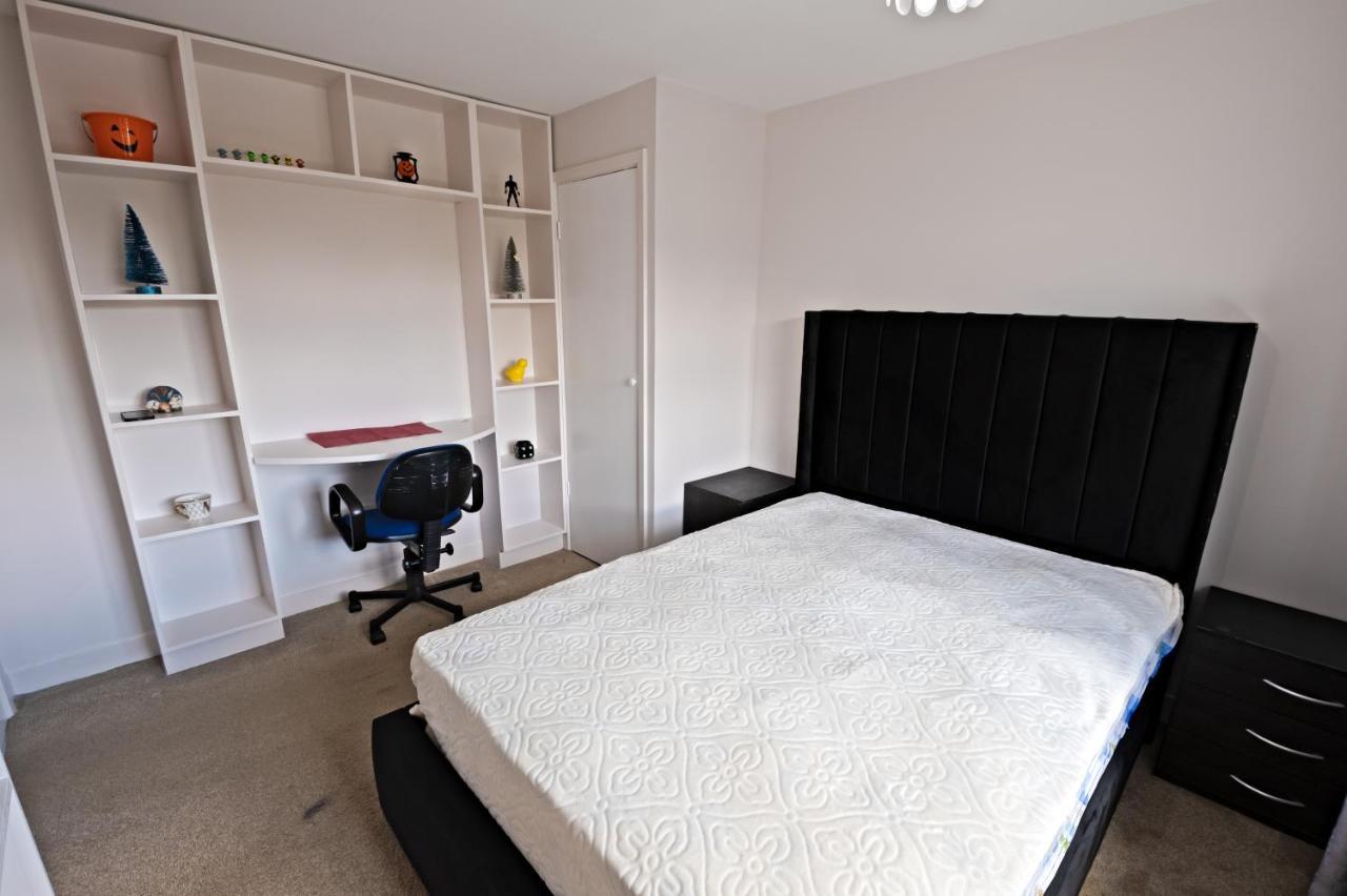 Immaculate 2-bed In By River Apartment *